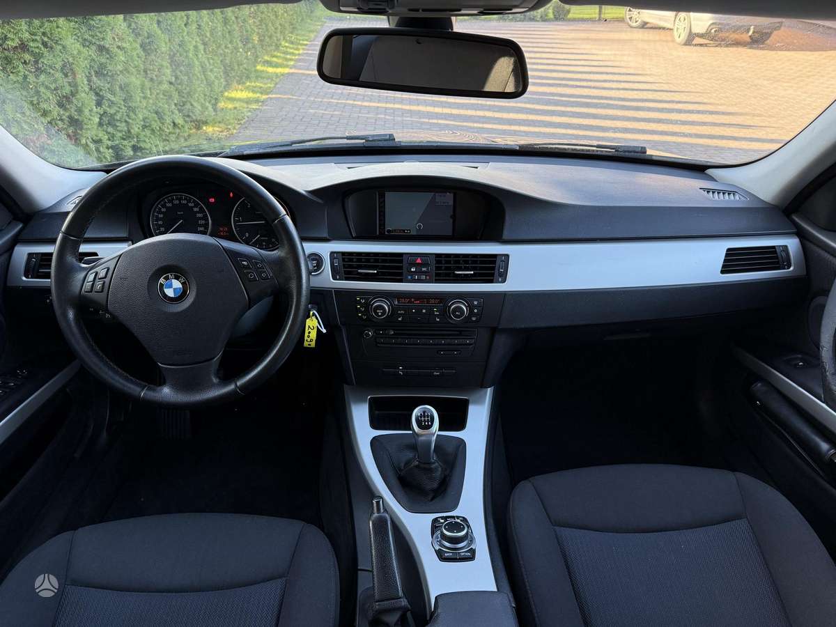 BMW 318 2009 — photo 11