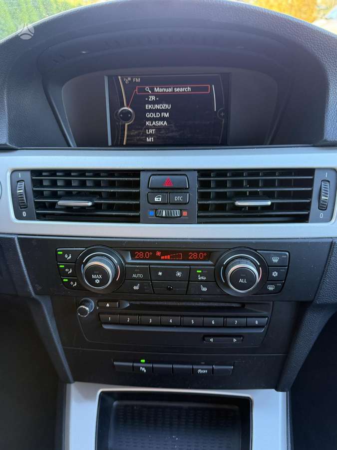 BMW 318 2009 — photo 12