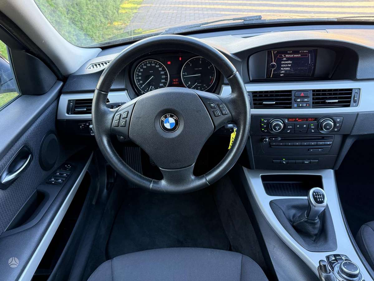 BMW 318 2009 — photo 13
