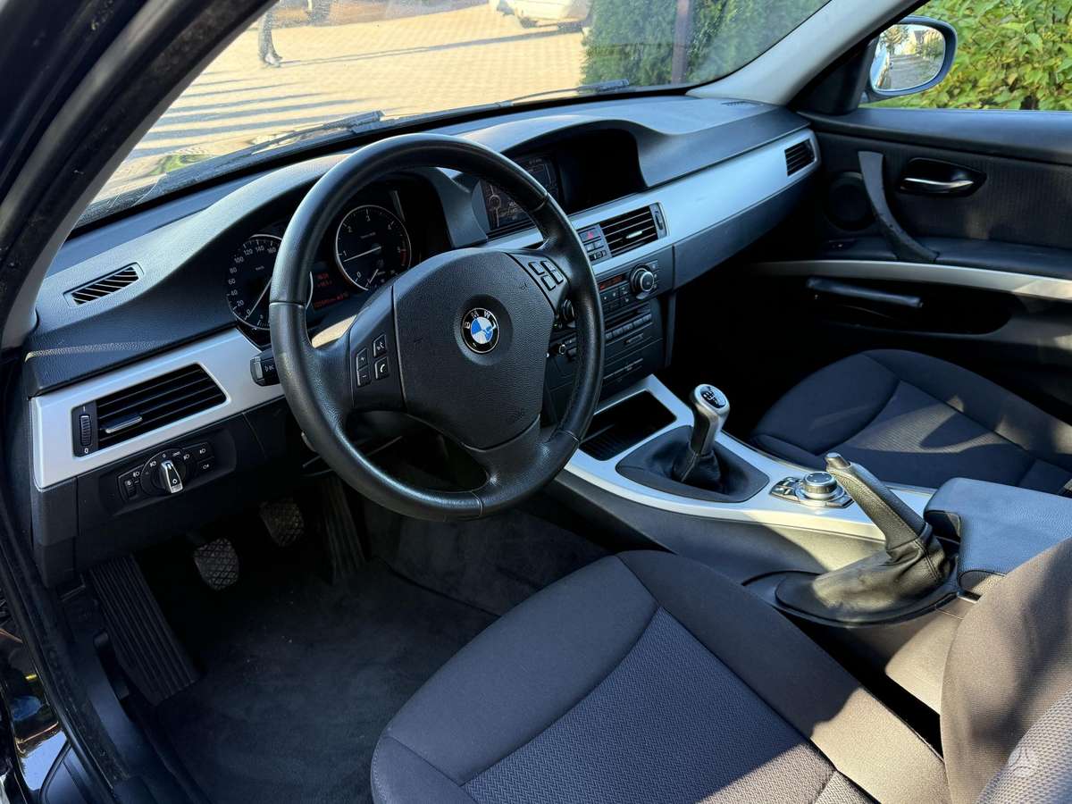 BMW 318 2009 — photo 15