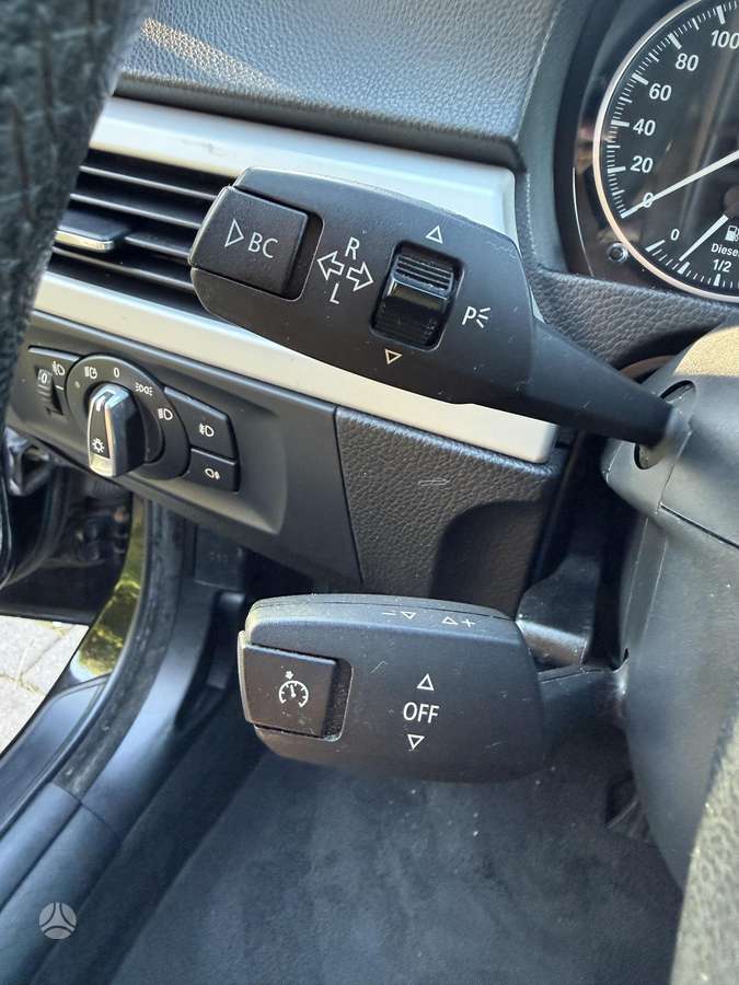 BMW 318 2009 — photo 16