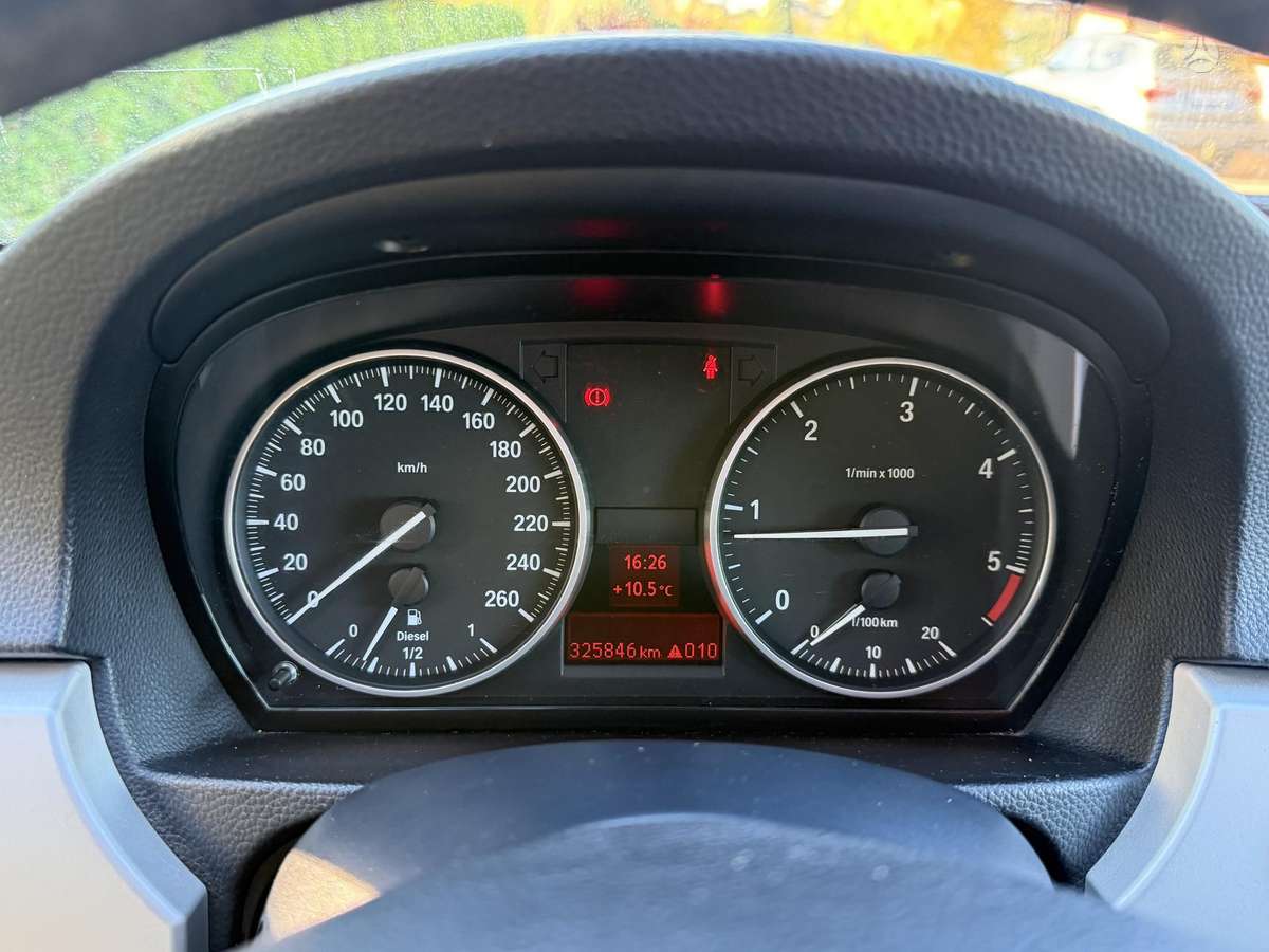 BMW 318 2009 — photo 18