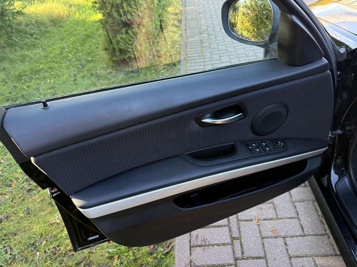 BMW 318 2009 — photo 19