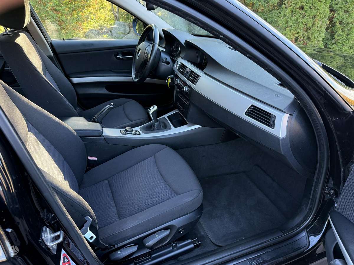 BMW 318 2009 — photo 20