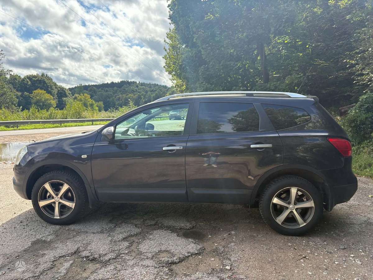 Nissan Qashqai+2 2010 — rear view