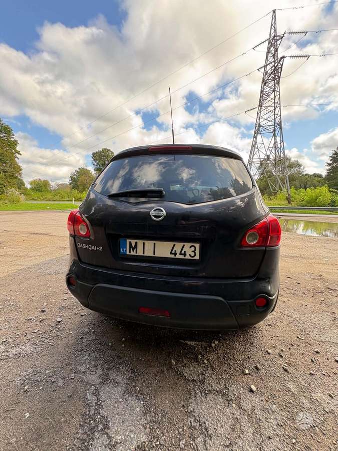 Nissan Qashqai+2 2010 — interior