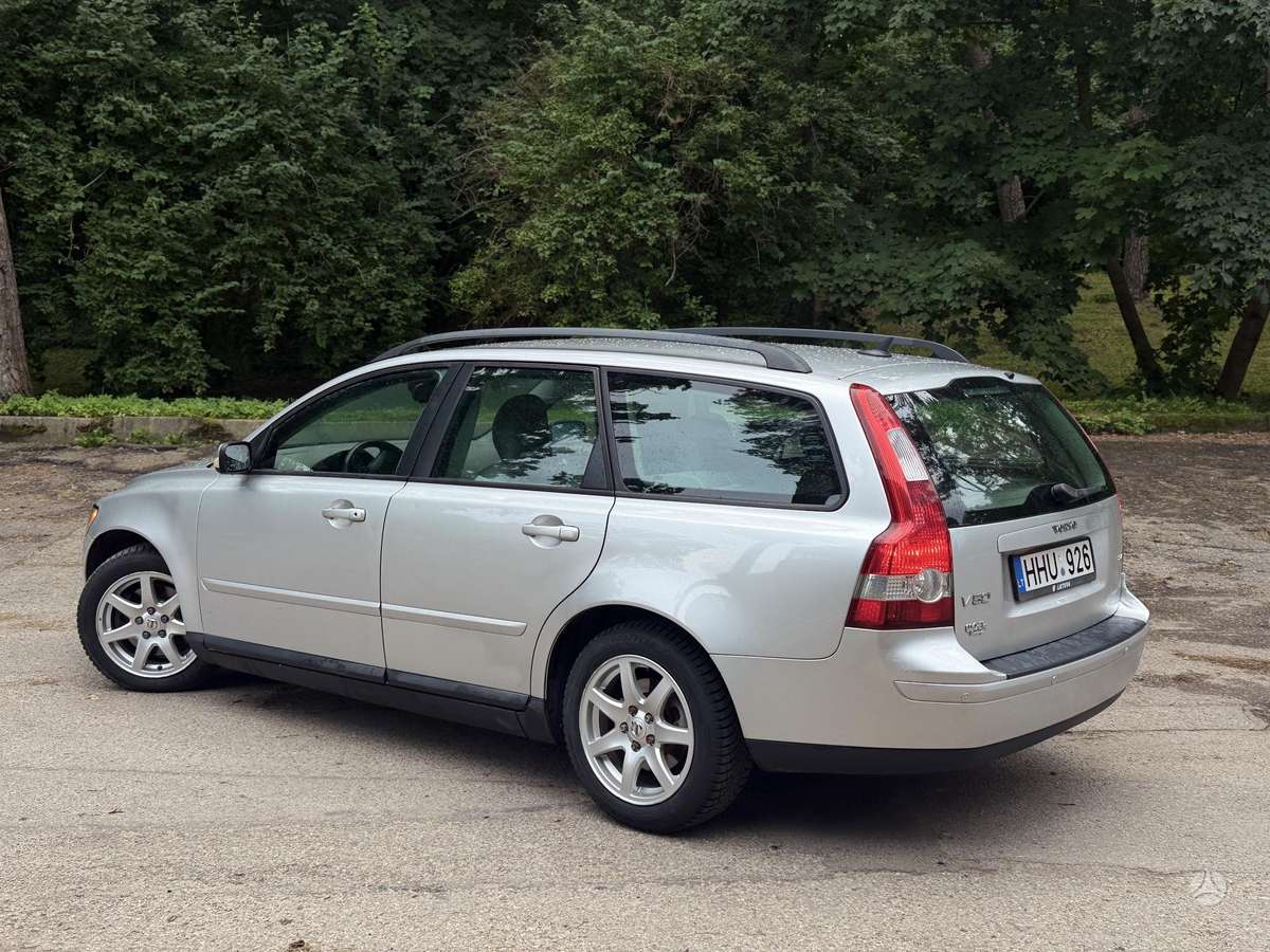 Volvo V50 2009 — engine 2435 cm³, 140 HP (103kW)