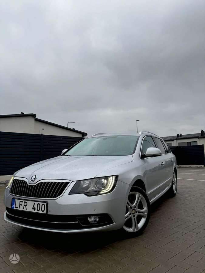 Skoda Superb 2013 — вигляд ззаду