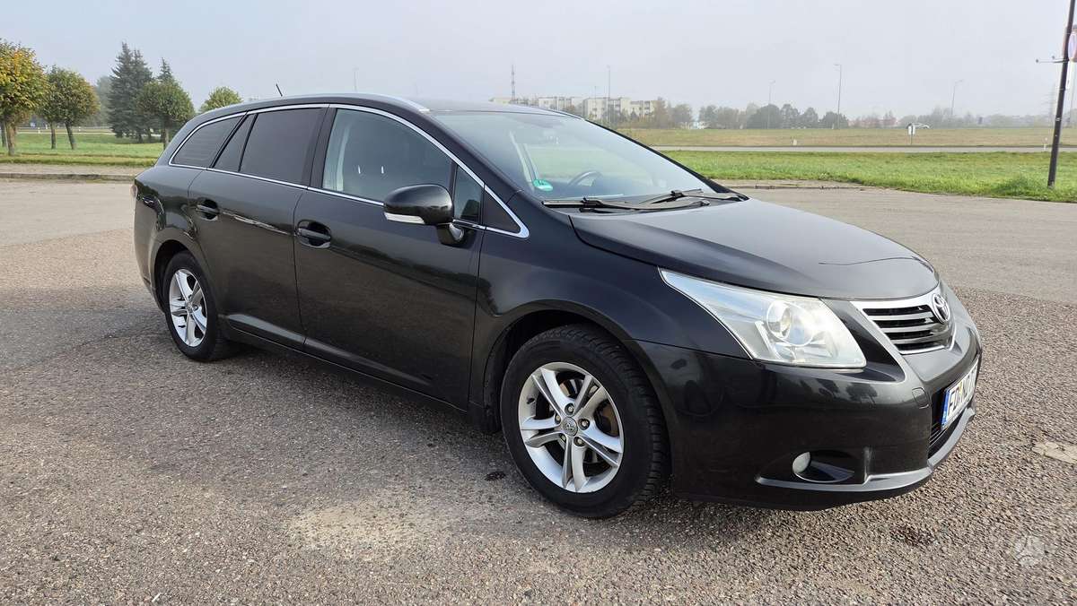 Toyota Avensis 2009 — rear view
