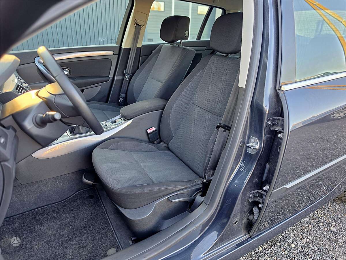 Renault Laguna 2010 — photo 14