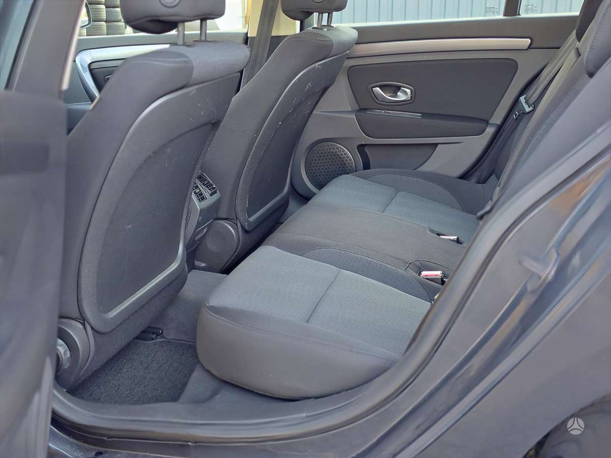 Renault Laguna 2010 — photo 17