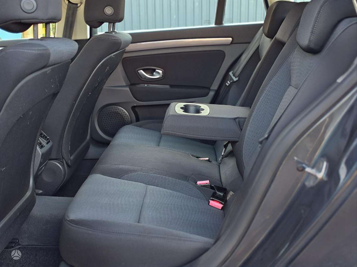 Renault Laguna 2010 — photo 18
