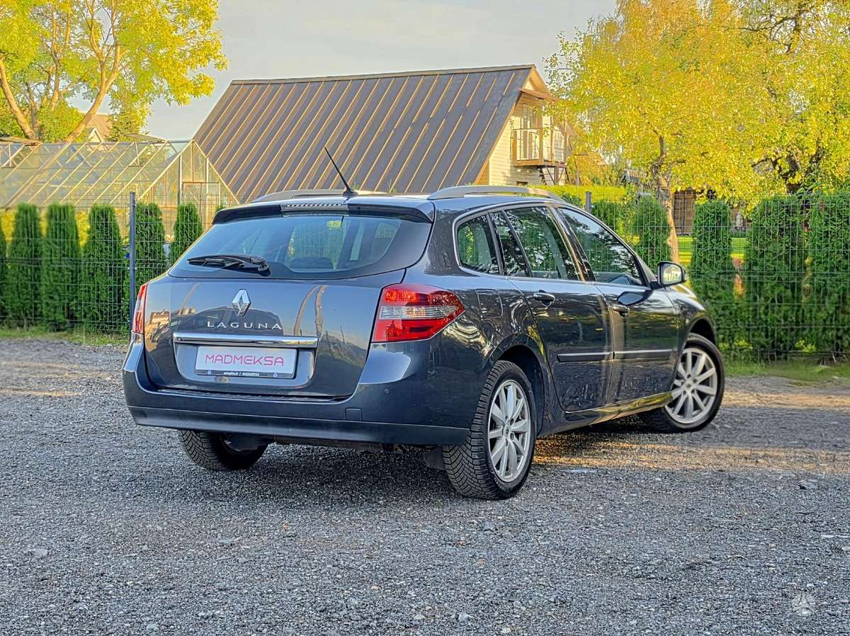Renault Laguna 2010 — rear view