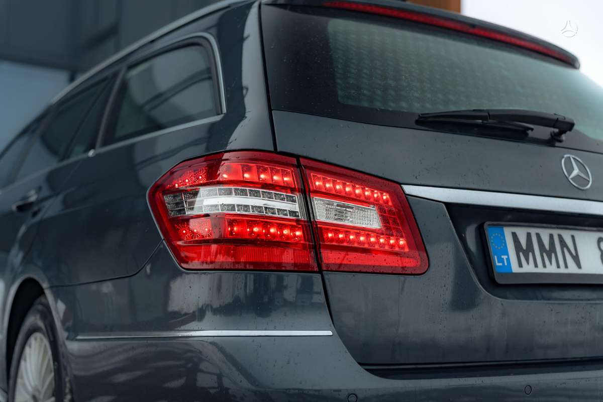 Mercedes-Benz E250 2011 — photo 12