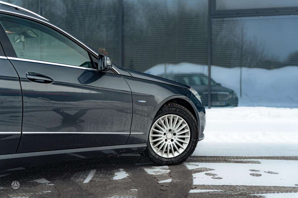 Mercedes-Benz E250 2011 — photo 16