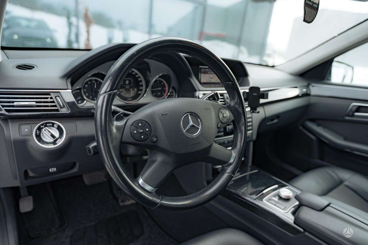 Mercedes-Benz E250 2011 — photo 22