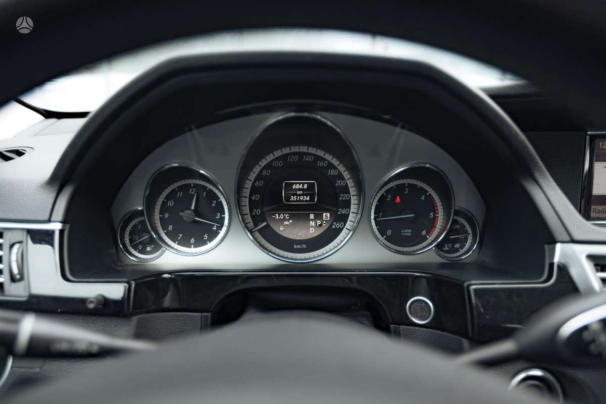 Mercedes-Benz E250 2011 — photo 25