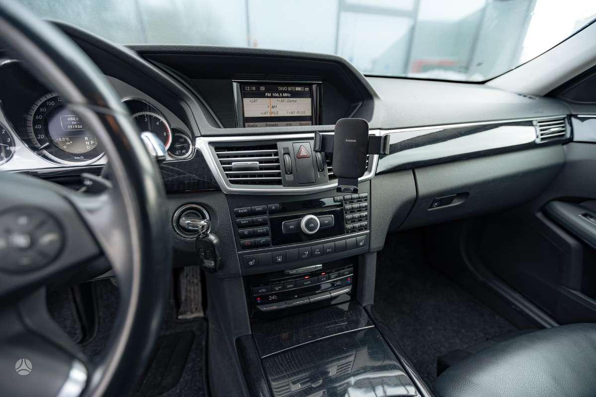 Mercedes-Benz E250 2011 — photo 26