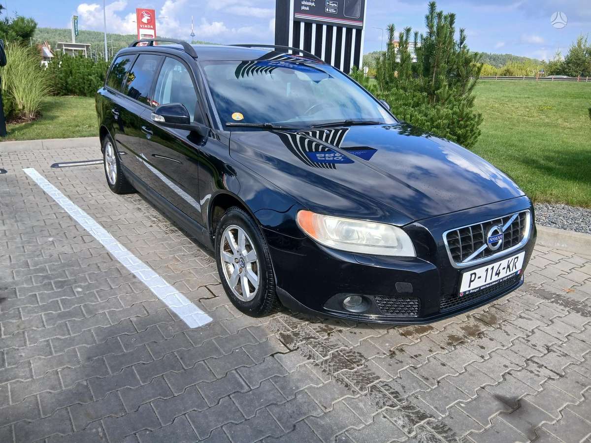 Volvo V70 2009 — rear view