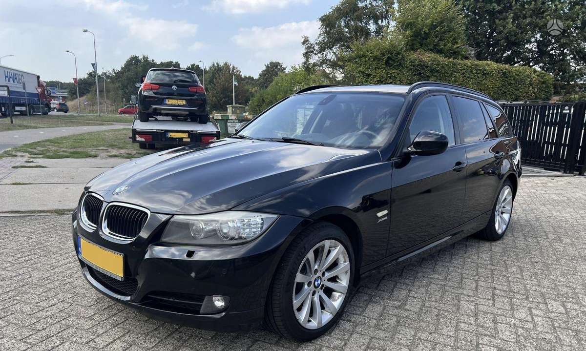 BMW 320 2012 — вигляд ззаду