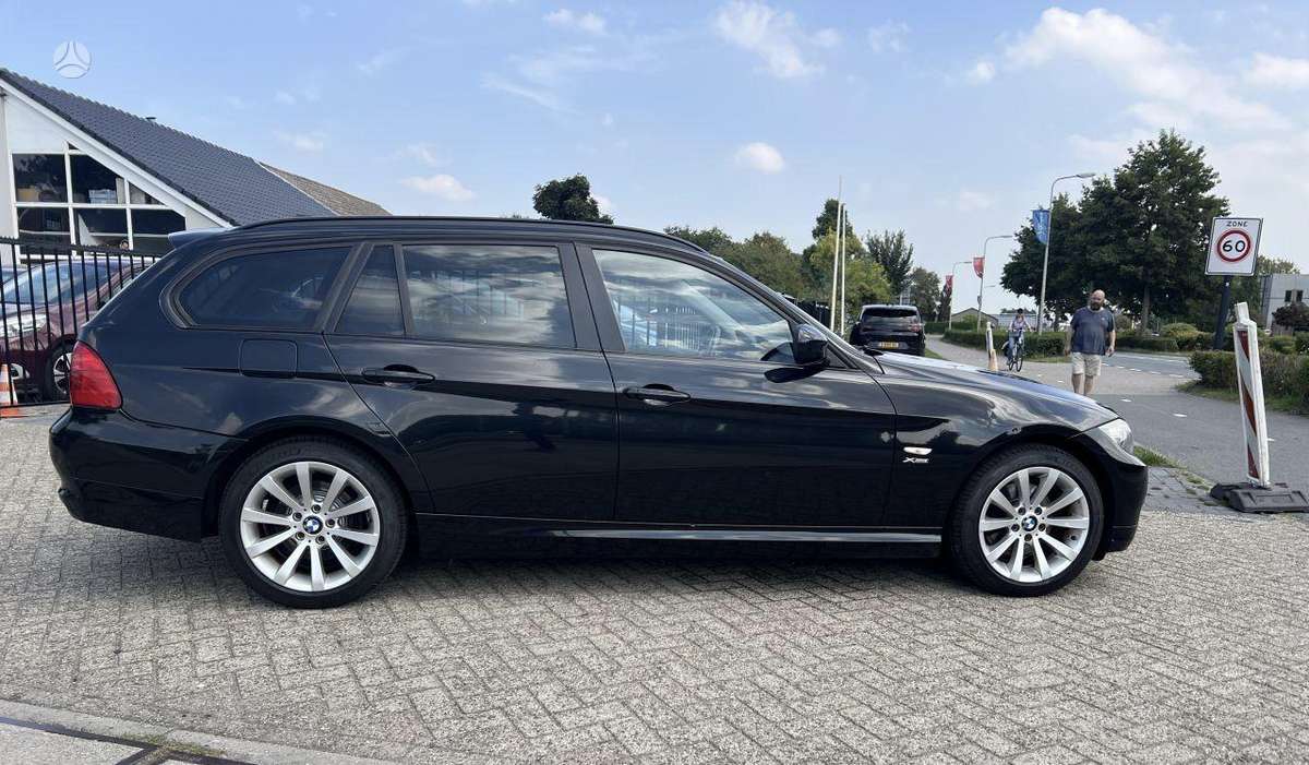 BMW 320 2012 — салон