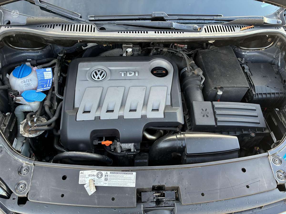 Volkswagen Touran 2011 — photo 18
