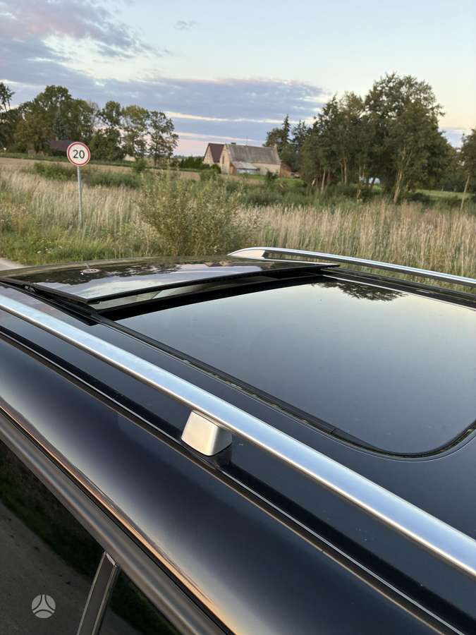 Volkswagen Touran 2011 — photo 24