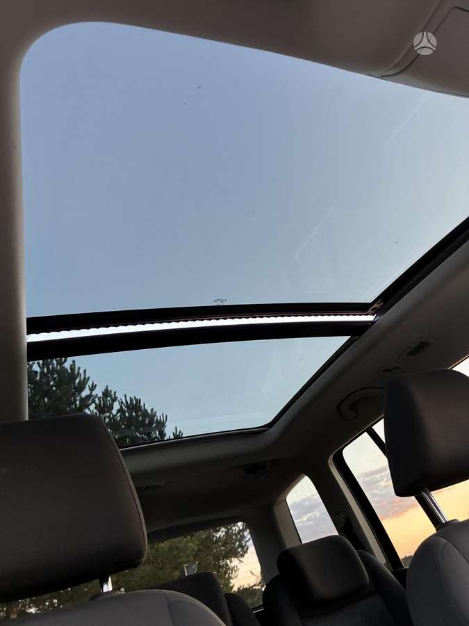 Volkswagen Touran 2011 — photo 25