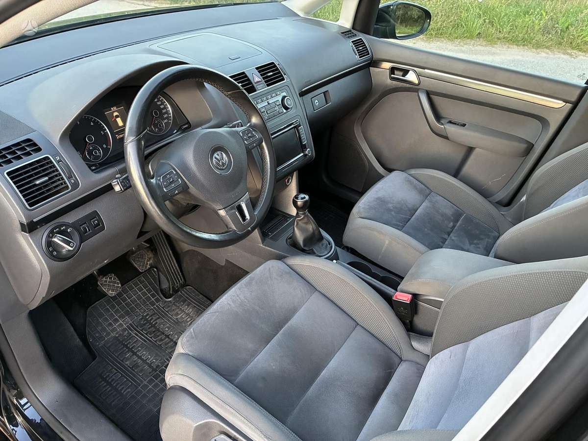 Volkswagen Touran 2011 — photo 26
