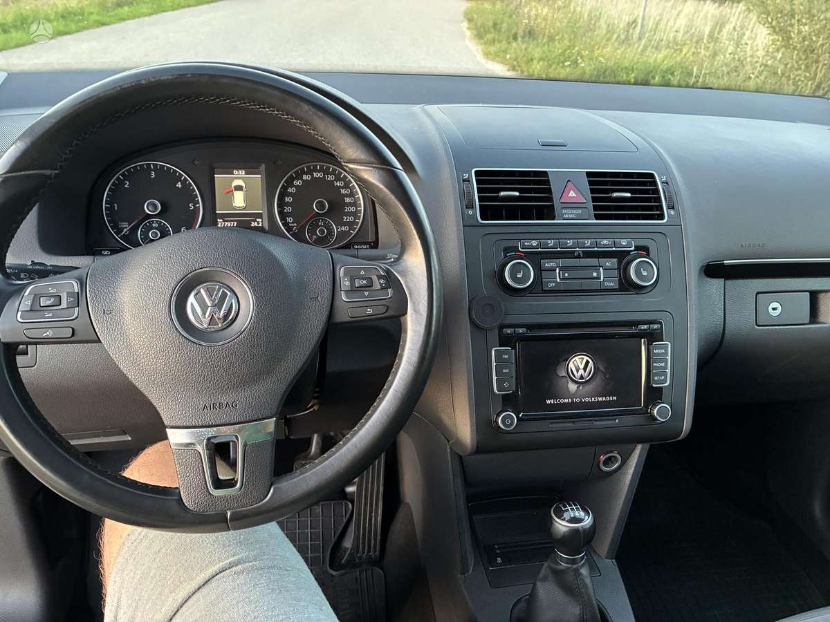 Volkswagen Touran 2011 — photo 28