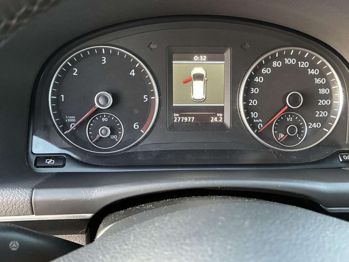 Volkswagen Touran 2011 — photo 28