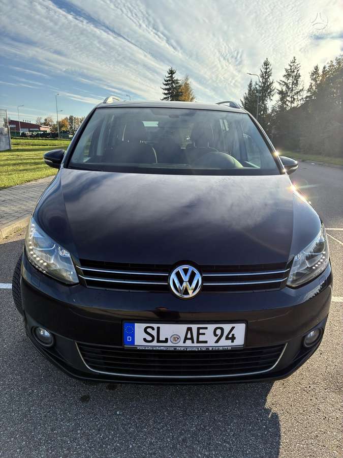 Volkswagen Touran 2011 — interior