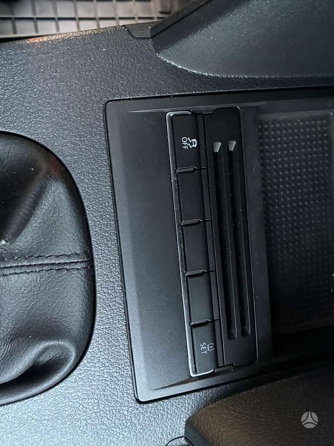 Volkswagen Touran 2011 — photo 31