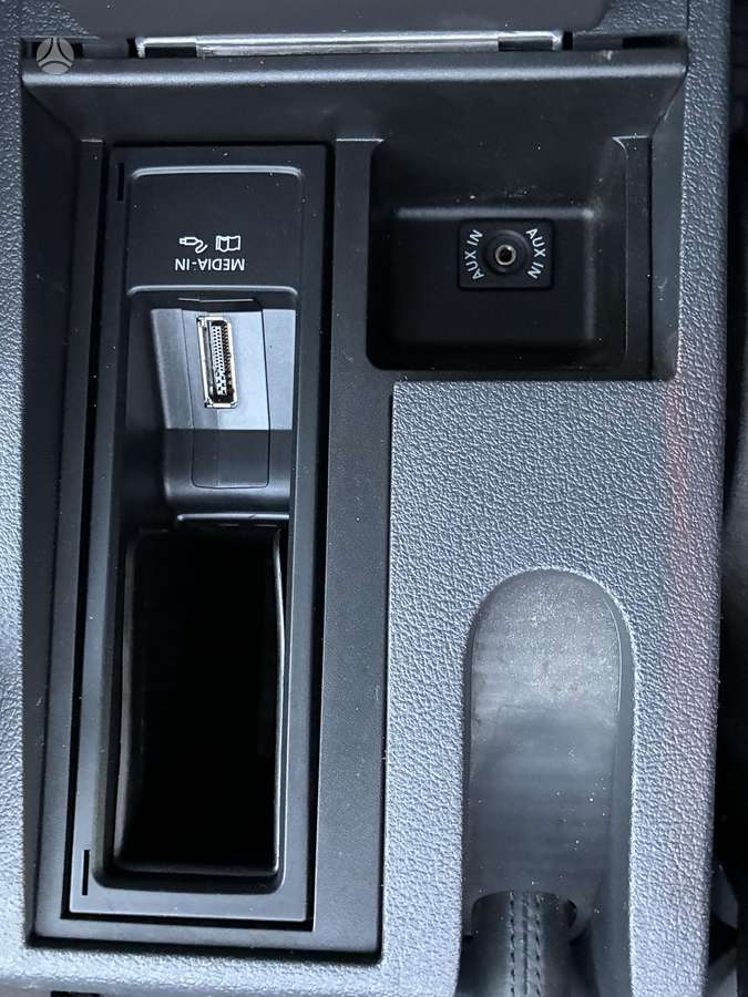 Volkswagen Touran 2011 — photo 32