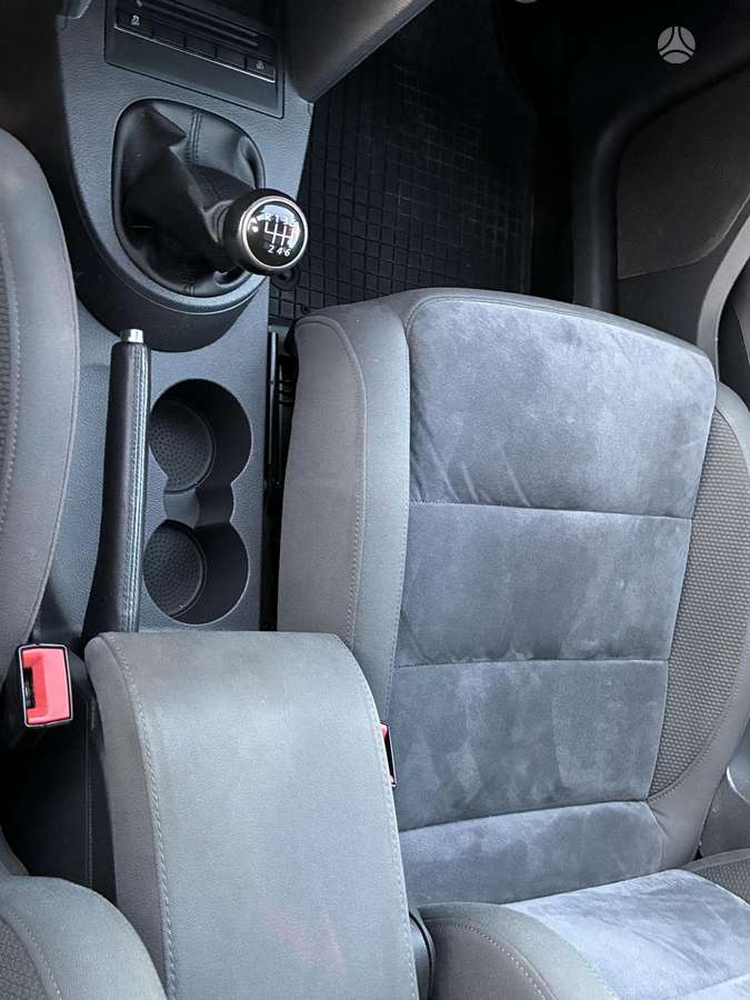 Volkswagen Touran 2011 — photo 32