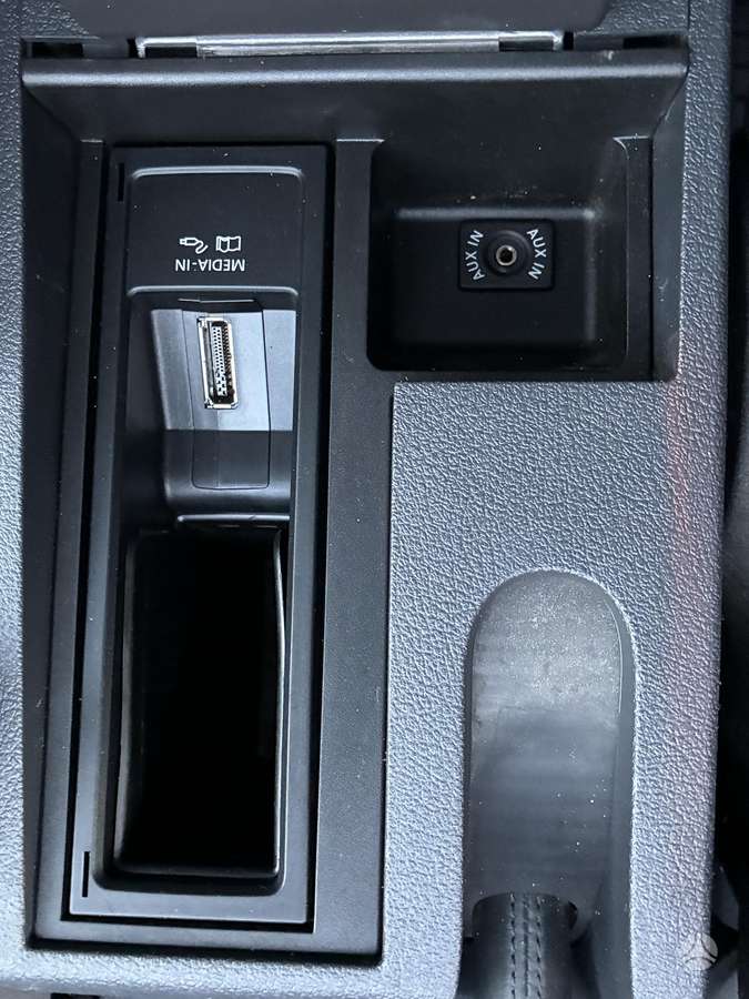 Volkswagen Touran 2011 — photo 33