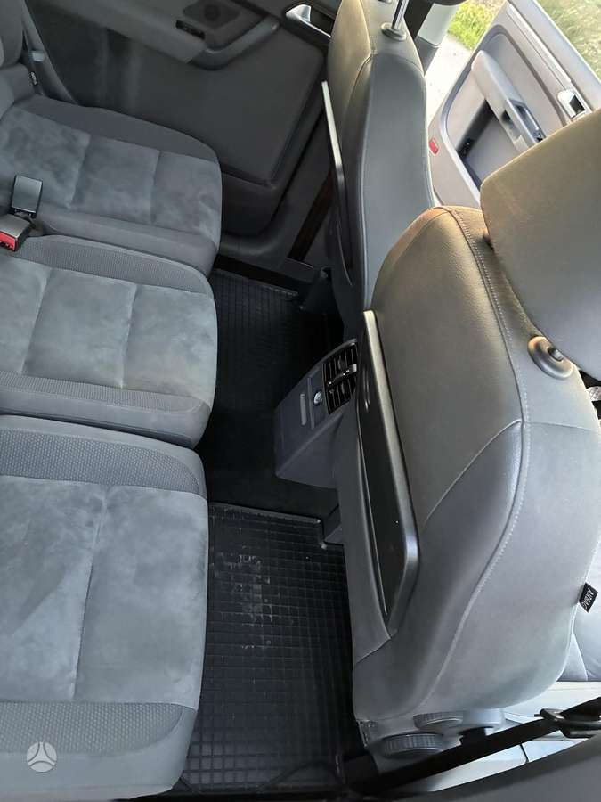 Volkswagen Touran 2011 — photo 36