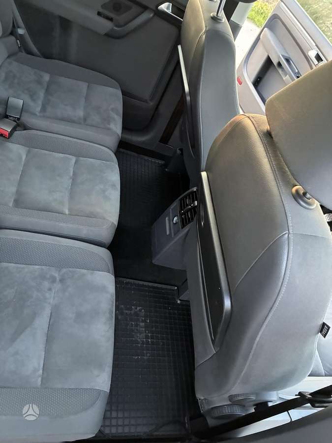 Volkswagen Touran 2011 — photo 37