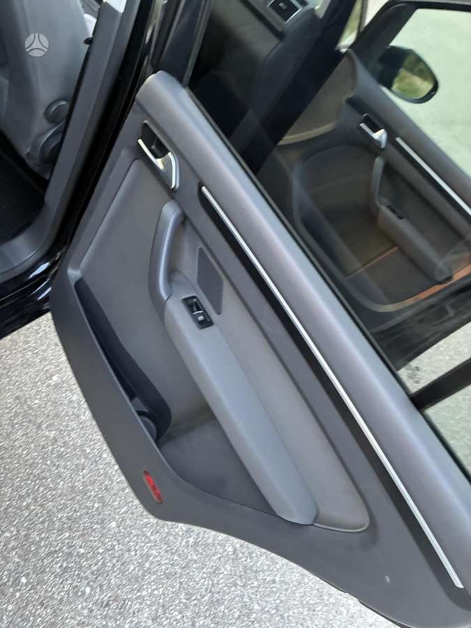 Volkswagen Touran 2011 — photo 38