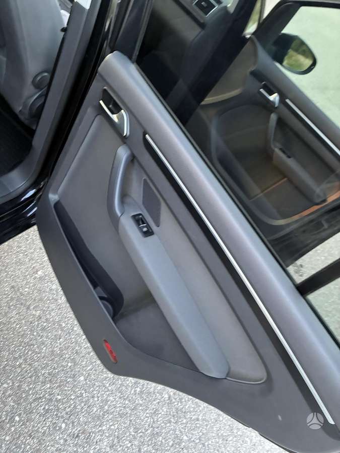 Volkswagen Touran 2011 — photo 39