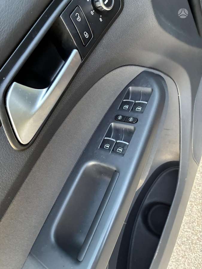 Volkswagen Touran 2011 — photo 40