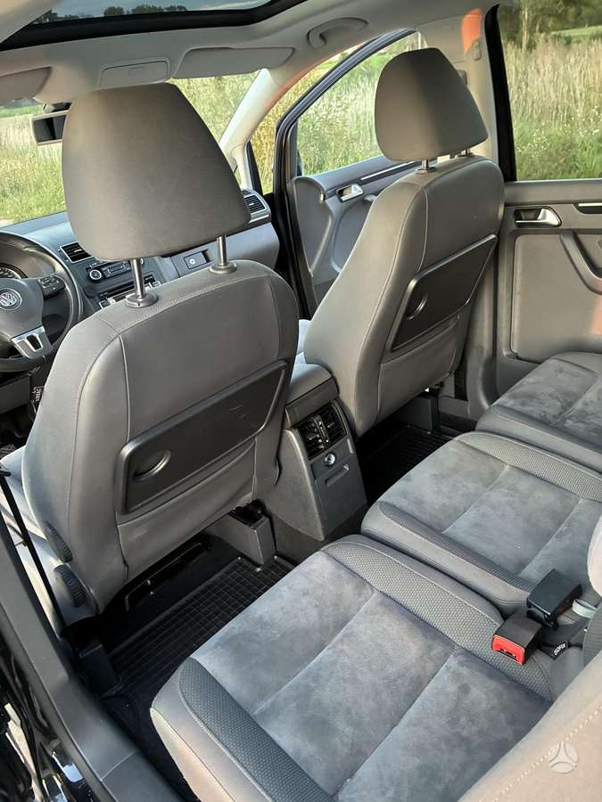 Volkswagen Touran 2011 — photo 41