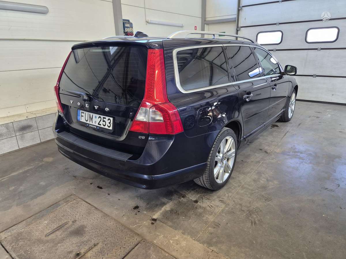 Volvo V70 2009 — interior