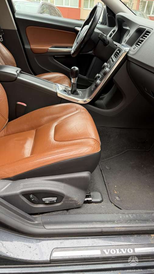 Volvo V60 2012 — photo 11