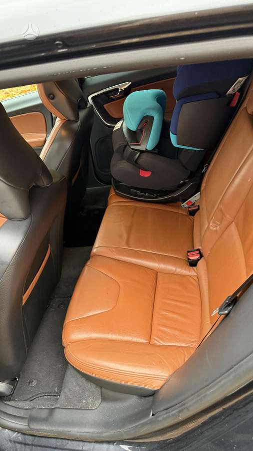 Volvo V60 2012 — photo 12