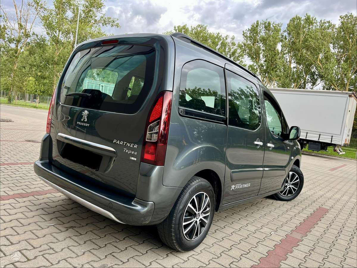 Peugeot Partner 2015 — rear view