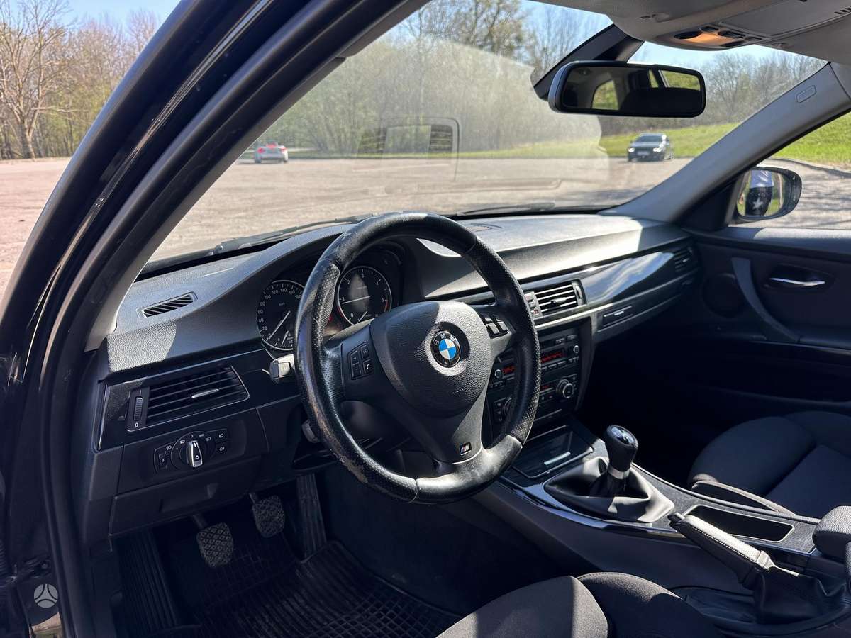 BMW 318 2011 — photo 10