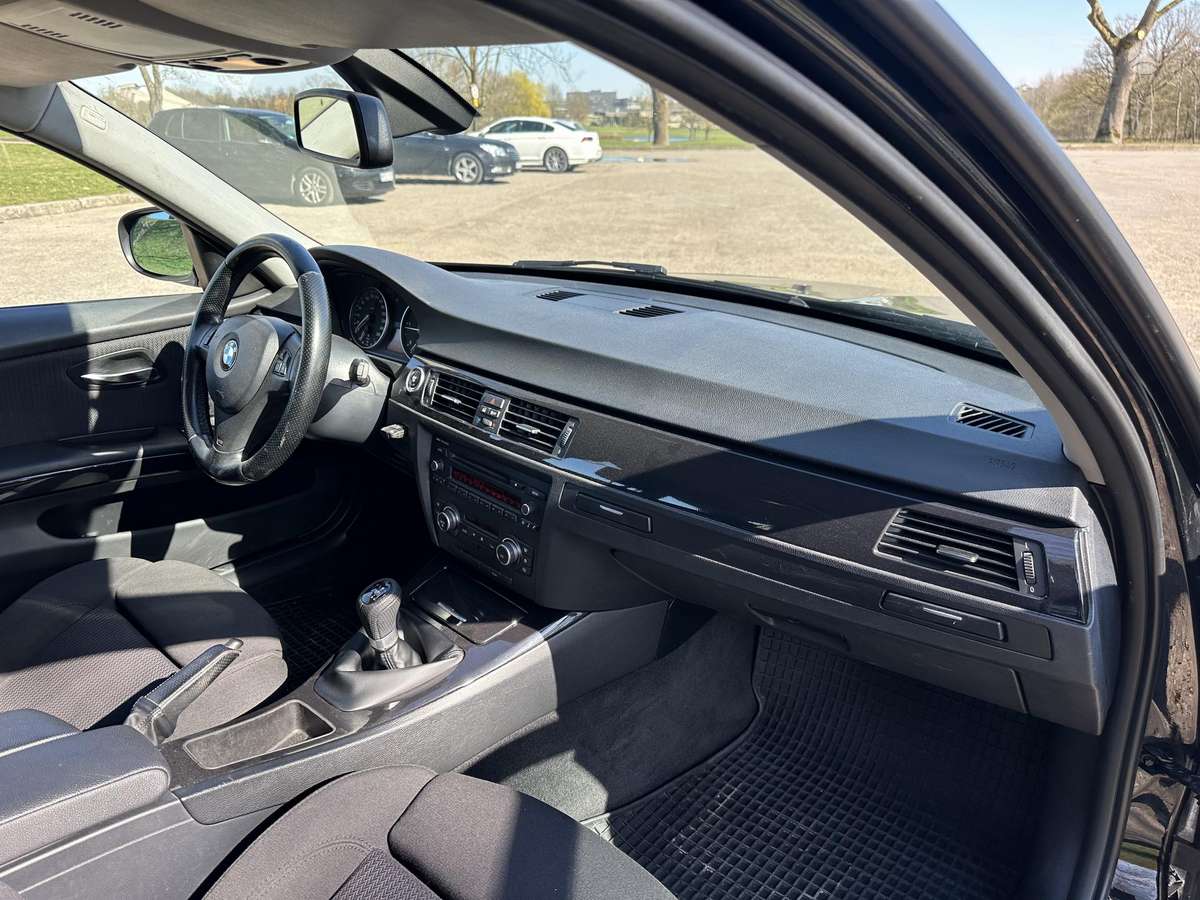 BMW 318 2011 — photo 11