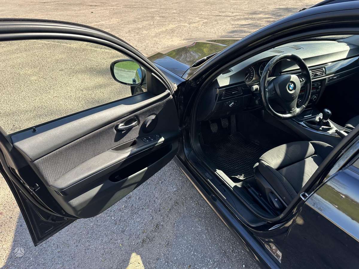 BMW 318 2011 — photo 12