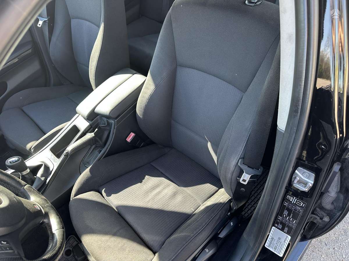 BMW 318 2011 — photo 13